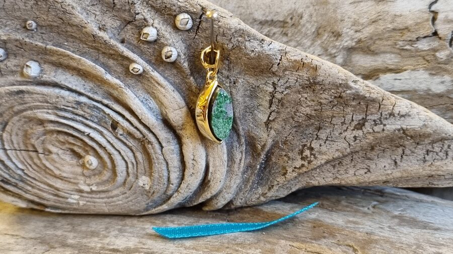 Uvarovita kulons "Veiksme dzīvē un biznesā" nr 5. Izmērs 2.1 x 0.8 cm Apzeltīts Zila bantīte