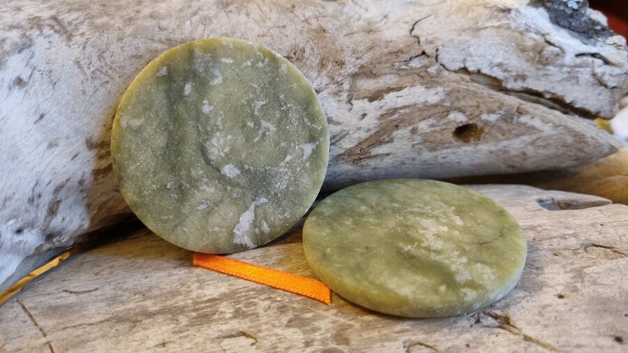 Nefrīta masāžas plāksnes "Pārītis" nr 2. Izmērs 5 cm Oranža bantīte
