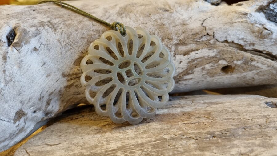 Nefrīta kulons "Saule spīd vienmēr" Izmērs 5 cm Aizsargamulets Ar zaļu auklu