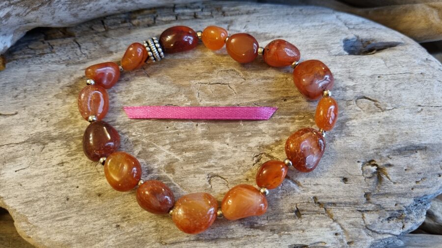 Karneola rokassprādze "Aizsardzība dienas garumā" nr 1. Izmērs 20.5 cm Bumbiņas 10 mm Rozā bantīte