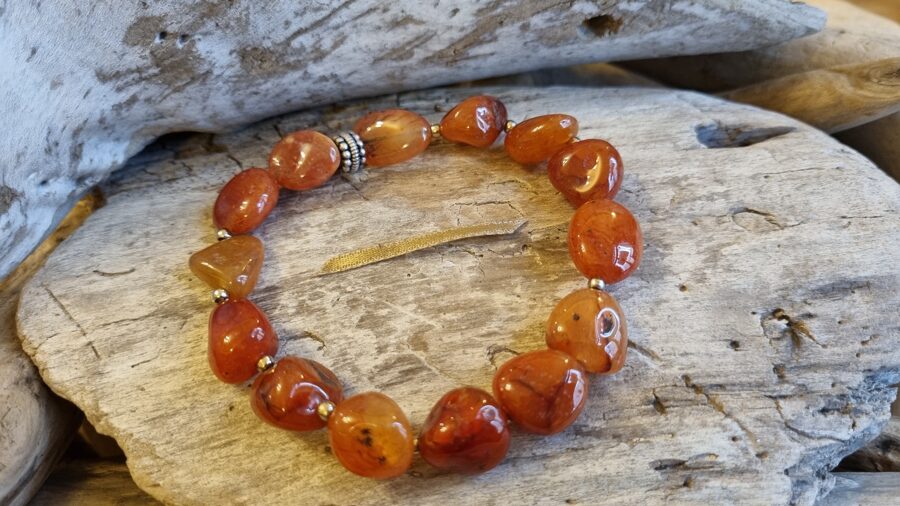 Karneola rokassprādze "Aizsardzība dienas garumā" nr 2. Izmērs 21.5 cm Bumbiņas 1 x 1.5 cm Gaiša bantīte