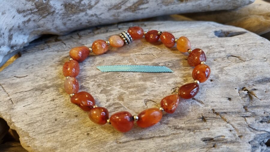 Karneola rokassprādze "Aizsardzība dienas garumā" nr 3. Izmērs 20 cm Bumbiņas 10 mm Zila bantīte