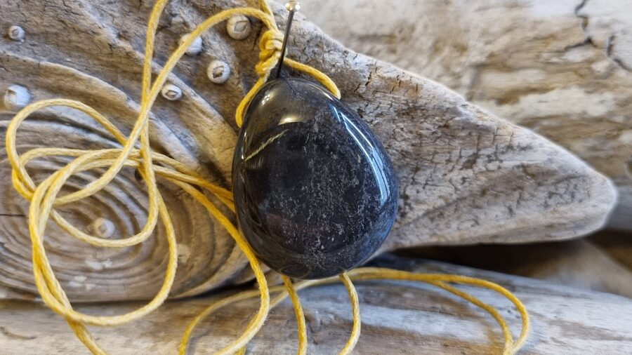 Oniksa kulons "Vīrieša spēka amulets" nr 6. Izmērs 3 x 2 cm Ar dzeltenu auklu