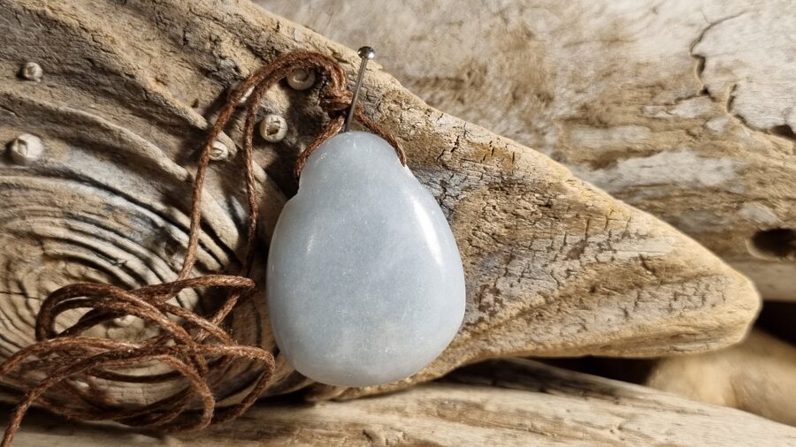 Angelīta kulons "Pret stresu" nr 2. Izmērs 3 x 2.5 cm Ar brūnu auklu No Peru