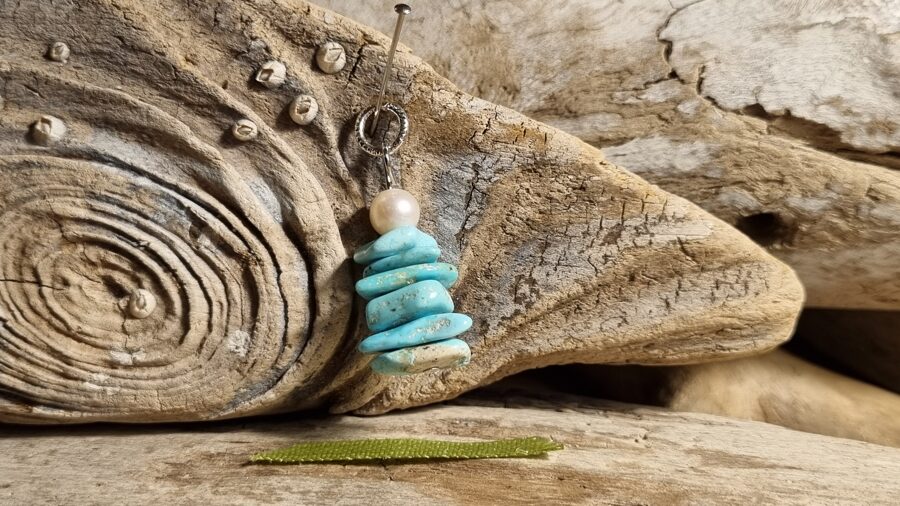 Tirkīza kulons "Veselība un spēks" nr 1. Izmērs 2.8 x 1.4 cm Zaļa bantīte Arizonas raktuve