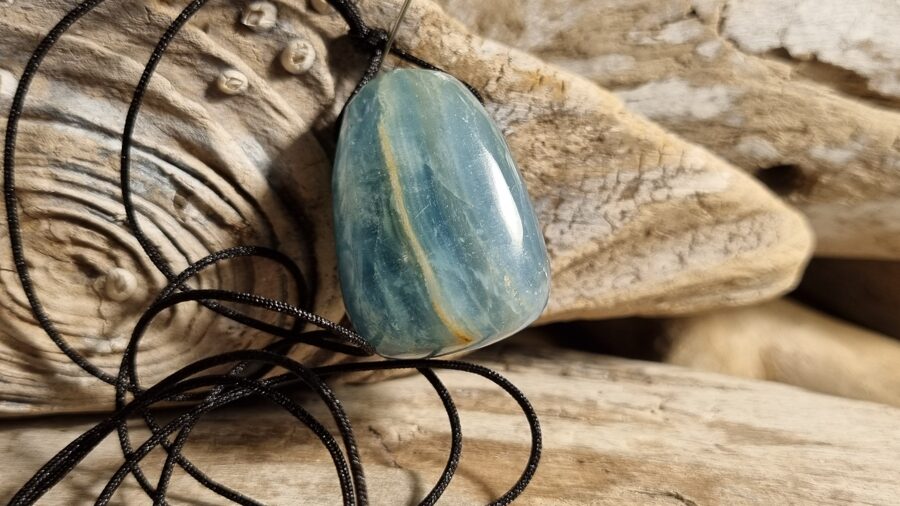 Zila kalcīta/aragonīta kulons "Izteikt sāpi" nr 1. Izmērs 3 x 2 cm Ar melnu auklu No Argentīnas 