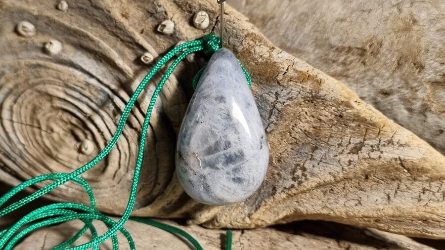Sodalīta kulons "Nomierinošais" nr 4. Izmērs 3 x 2 cm Ar zaļu auklu No Madagaskaras