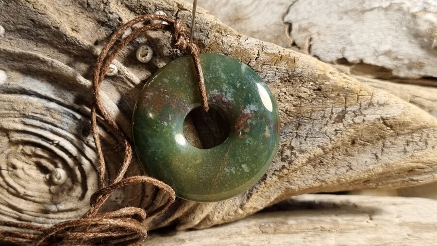 Heliotropa kulons "Pieņemt lēmumu" nr 2. Izmērs 3 cm Ar brūnu auklu