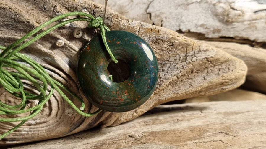 Heliotropa kulons "Pieņemt lēmumu" nr 3. Izmērs 3 cm Ar zaļu auklu