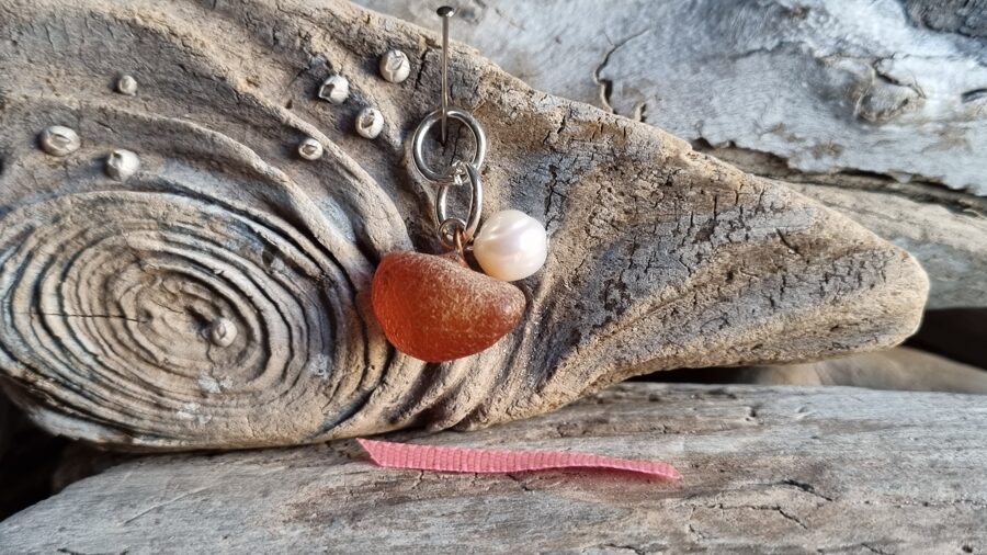 Kulons "Dzintars ar pērli" nr 5. Izmērs 2 x 1.3 cm Rozā bantīte Der visām zodiaka zīmŗm