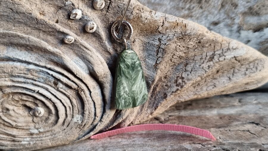 Serafinīta kulons "Zaļais prieks" nr 2. Izmērs 2 x 1.4 cm Rozā bantīte