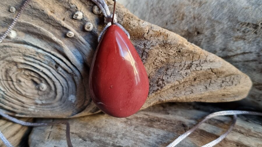 Austrālijas jašmas kulons "Aizsargamulets" nr 1. Izmērs 3.5 x 2.3 cm Ar pelēku auklu Madagaskara