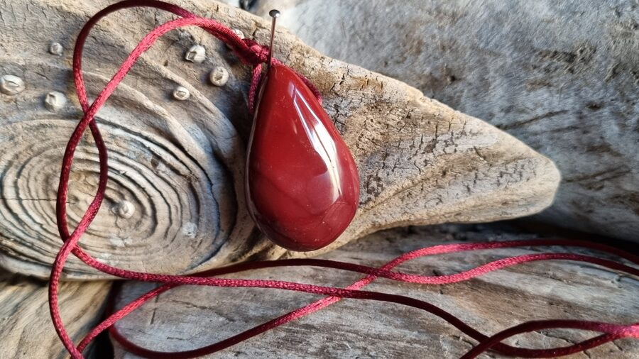 Austrālijas jašmas kulons "Aizsargamulets" nr 2. Izmērs 3.5 x 2 cm Ar bordo auklu Madagaskara