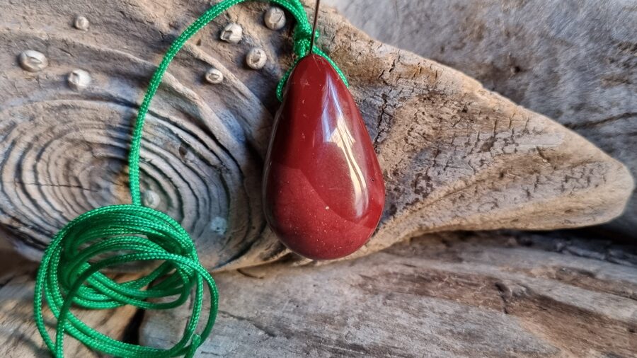 Austrālijas jašmas kulons "Aizsargamulets" nr 3. Izmērs 3.5 x 2 cm Ar zaļu auklu Madagaskara