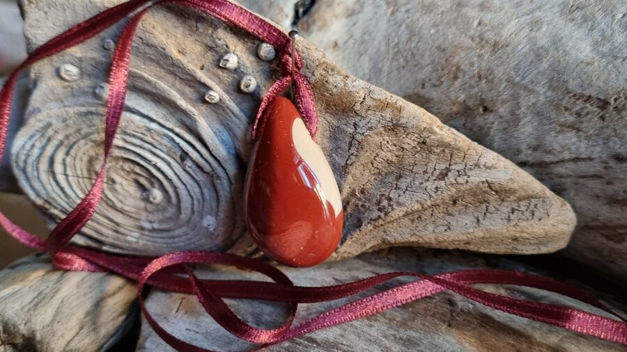 Austrālijas jašmas kulons "Aizsargamulets" nr 4. Izmērs 3.5 x 2 cm Ar brūnu auklu Madagaskara