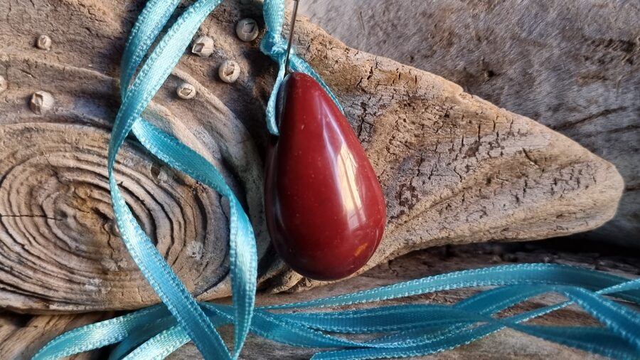 Austrālijas jašmas kulons "Aizsargamulets" nr 5. Izmērs 3.5 x 2 cm Ar zilu auklu Madagaskara