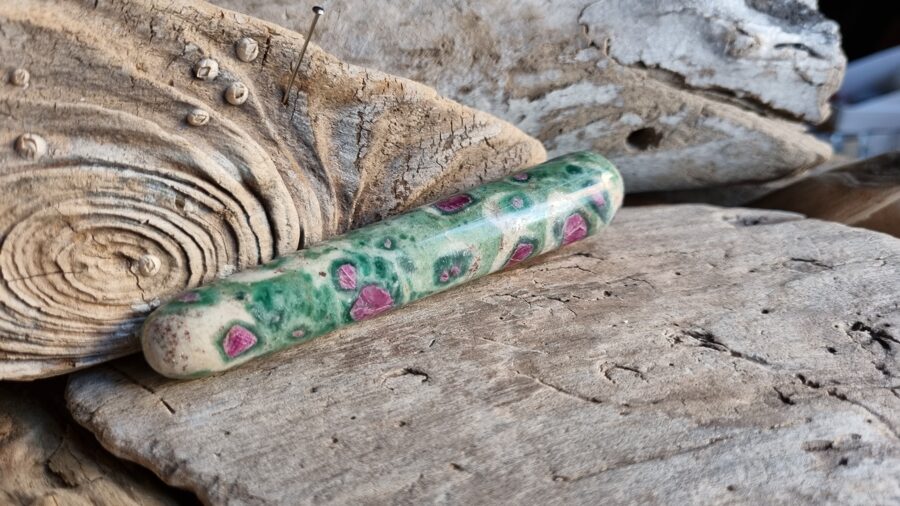 Masāžas nūjiņa "Rubīns fušītā" Izmērs 10 x 1.7 cm Var likt arī uz ķermeņa