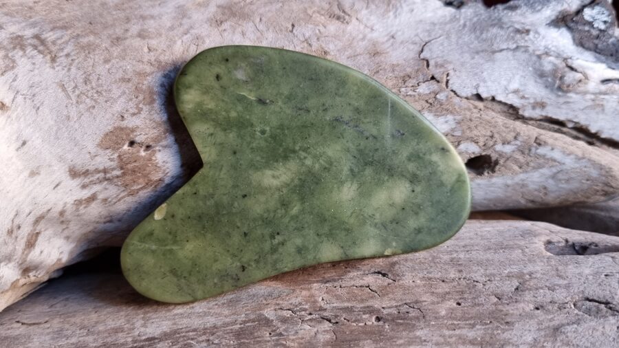 Zaļa guaša nefrīta plāksne "Piesaistīt veiksmi" Izmērs 8 x 5 cm 