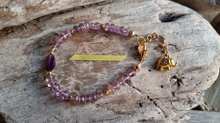 Ametista rokassprādze "Zelta zilonis" Izmērs 16.5 cm Bumbiņas 6 mm Dzeltena bantīte Zelta krāsa