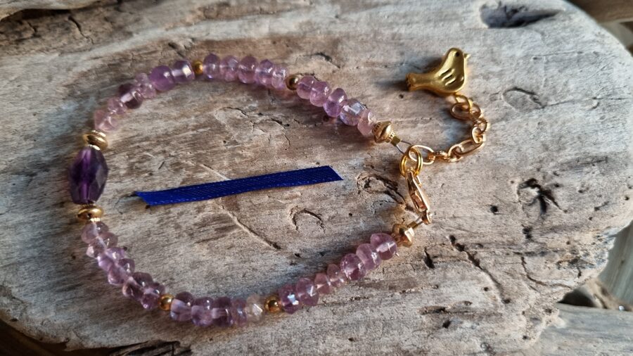 Ametista rokassprādze "Zelta putns" Izmērs 18 cm Bumbiņas 6 mm Zila bantīte Zelta krāsa