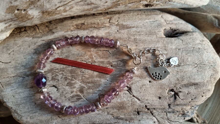 Ametista rokassprādze "Sudraba putns" Izmērs 17.5 cm Bumbiņas 6 mm Brūna bantīte Sudraba krāsa