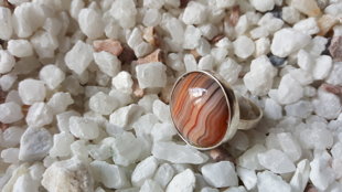 Karneola gredzens Nr 2, 19.5 izmērs. Karneols 2cm. sudraba krāsas ietvars. Zodiaks Jaunava Dvīņi Vēzis Auns Lauva