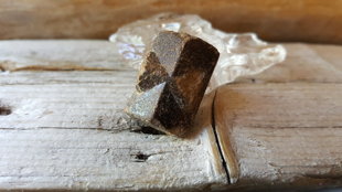 Stavrolīta kristāls, neapstrādāts nr 1. Izmērs 2.5 x 1.6 cm. Nēsāt kabatā tiem, kas atmet smēķēšanu.
