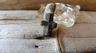 Stavrolīta kristāls, neapstrādāts nr 2. Izmērs 3 x 1.3 cm. Nēsāt kabatā tiem, kas atmet smēķēšanu.
