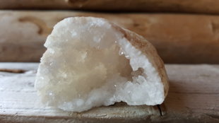 Ūdensvīra pārticības akmens - Kalnu Kristāla paveids Piena kvarcs. No Bulgārijas kalniem. Izmērs 5 x 5 x 3 cm. Svars 38 grami.