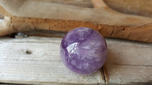Skaista ametista lode. Izmērs 3 cm. Virpināt rokās relaksācijai.  Dvīņu Svaru Ūdensvīru  amuleti