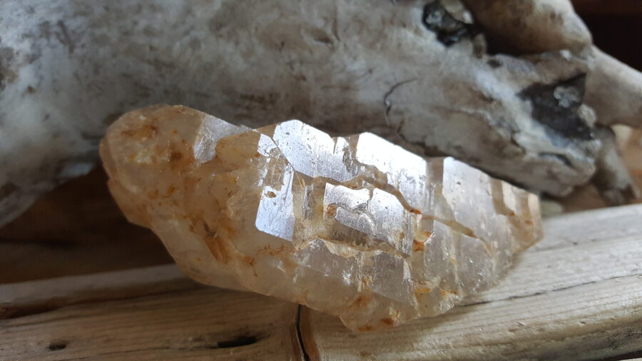 Neapstrādāts Kvarca kristāls Elestiāls ar daudz virsotnēm un dabīgiem iekļāvumiem Izmērs 11 x 6 x 5 cm Mājas uzlādēšanai un sargāšanai