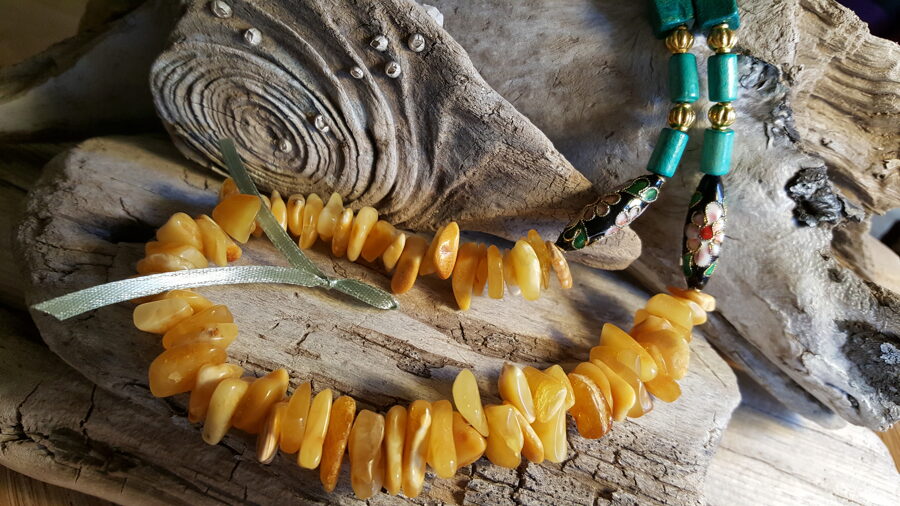 Dzintara krelles "Zeltainais sapnis" nr 3. Garums 61 cm Rotātas ar zaļām koka pērlītēm un zelta krāsas bumbiņām Gaiši zaļa bantīte