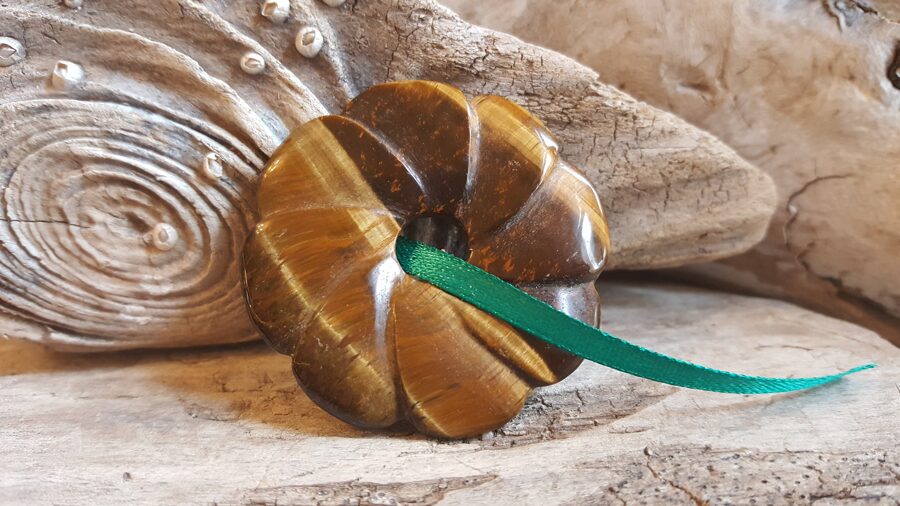 Tīģeracs kulons "Viļņainais" Izmērs 4.5 cm Zaļa bantīte