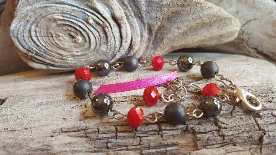 Hematīta rokassptādze "Aizsardzība" nr 1. Ar sarkanām stikla bumbiņām Pagarinājumā ķēdīte Rozā bantīte