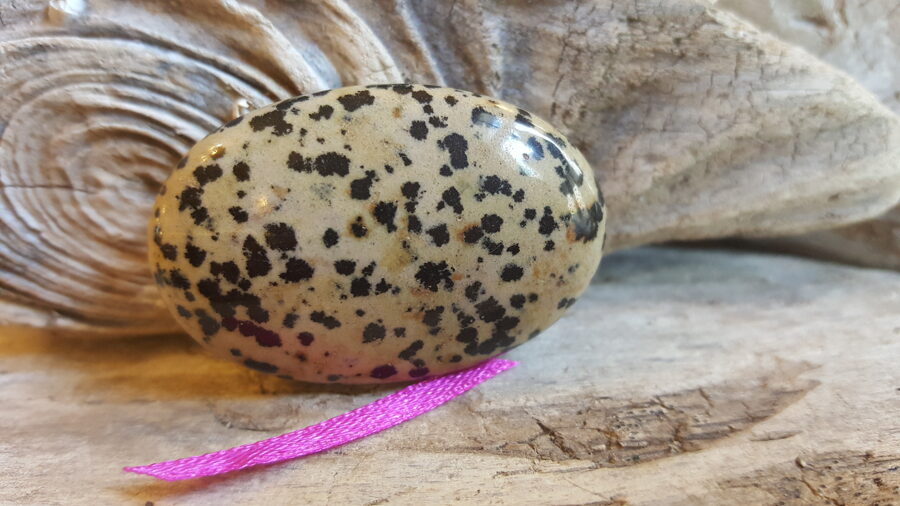 Dalmāciešu jašmas masāžas akmens "Raibais prieks" Izmērs 4.5 x 3 cm Rozā bantīte