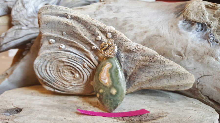 Jašmas kulons "Atbalsts" Izmērs 5 x 2.3 cm Piekariņš gulbīša formā Rozā bantīte