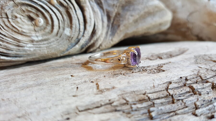 Ametista gredzens 'Aizsargājošais"  nr 3. Izmērs 15.5 Sudraba krāsas ietvars.  Unikāla Kristālu pasaules kolekcija