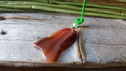 Karneola kulons "Mana Zivtiņa" ar zaļu aukliņu. Izmērs 3 x 2 cm. Aizsargamulets. Zodiaks Jaunava Dvīņi Vēzis Auns Lauva