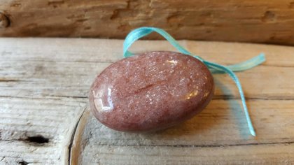 Sarkanā avanturīna olis nr 1. masāžai. Izmērs 4.5 x 3 cm.Zodiaks Vērsis Jaunava Vēzis Svari Auns