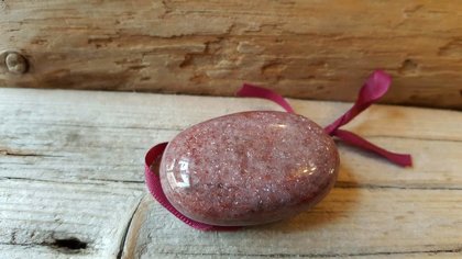 Sarkanā avanturīna olis nr 2. masāžai. Izmērs 4.5 x 3 cm. Zodiaks Vērsis Jaunava Vēzis Svari Auns