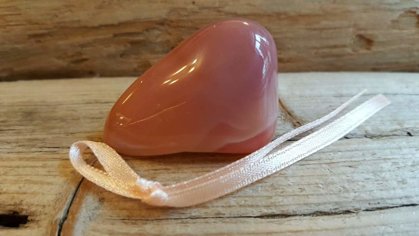 Aprikožu ahāta olis Izmērs 4 x 3 x 1.5 cm Gaiši rozā bantīte