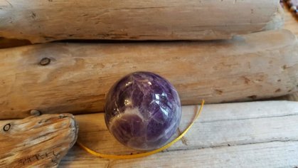 Ametista lode "Meditācija" ar dabīgiem iekļāvumiem un švīkām Izmērs 4.5 cm Dzeltena bantīte