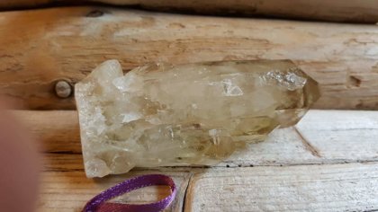 Dabīgs, neapstrādāts  citrīna kristāls (Ķīna). Lillā bantīte. Izmērs 8.5 x 3.5 x 3 cm.