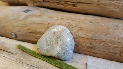 Retas krāsas balts avanturīna olis Izmērs 4 x 3.5 cm Zaļa bantīte No Mozambikas