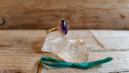 Ametista gredzens "Klusums" izmērs 5.5 Zaļa bantīte Sudraba krāsas ietvars.