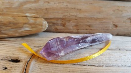 Ametista kristāls, neapstrādāts "Miers" nr 1. Izmērs 7.5 x 1.7 cm  Dzeltena bantīte