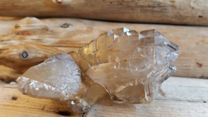 Dūmkvarca kristāls "Dziedinošais" Kristālā ir daudz trīsstūri - informācijas nesēji minerālī Izmērs 10 x 5 x 5 cm, neapstrādāts