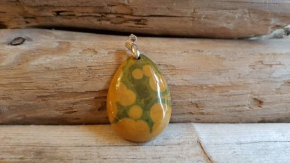 Okeāna jašmas kulons "Dzeltenzaļā" ar sudraba krāsas piekariņu Izmērs liels 4 x 3 cm