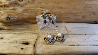 Granāta auskari ar pērlēm "Pārticība" Nagliņa Izmērs 4.5 x 2 cm