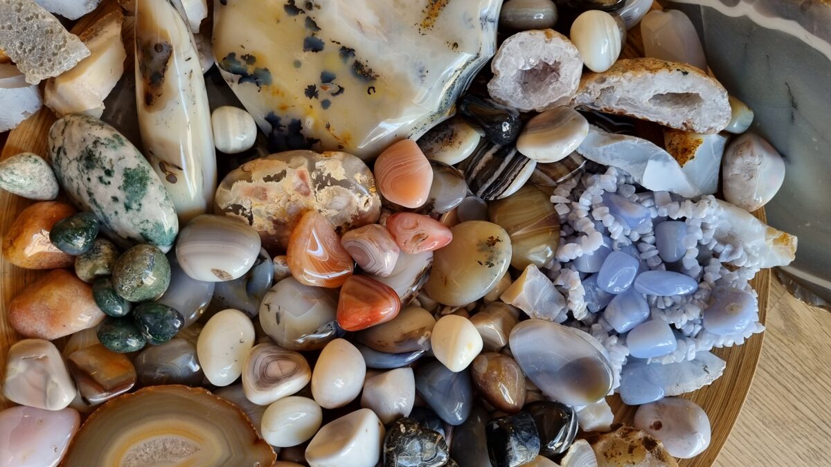 Ahāts, agate